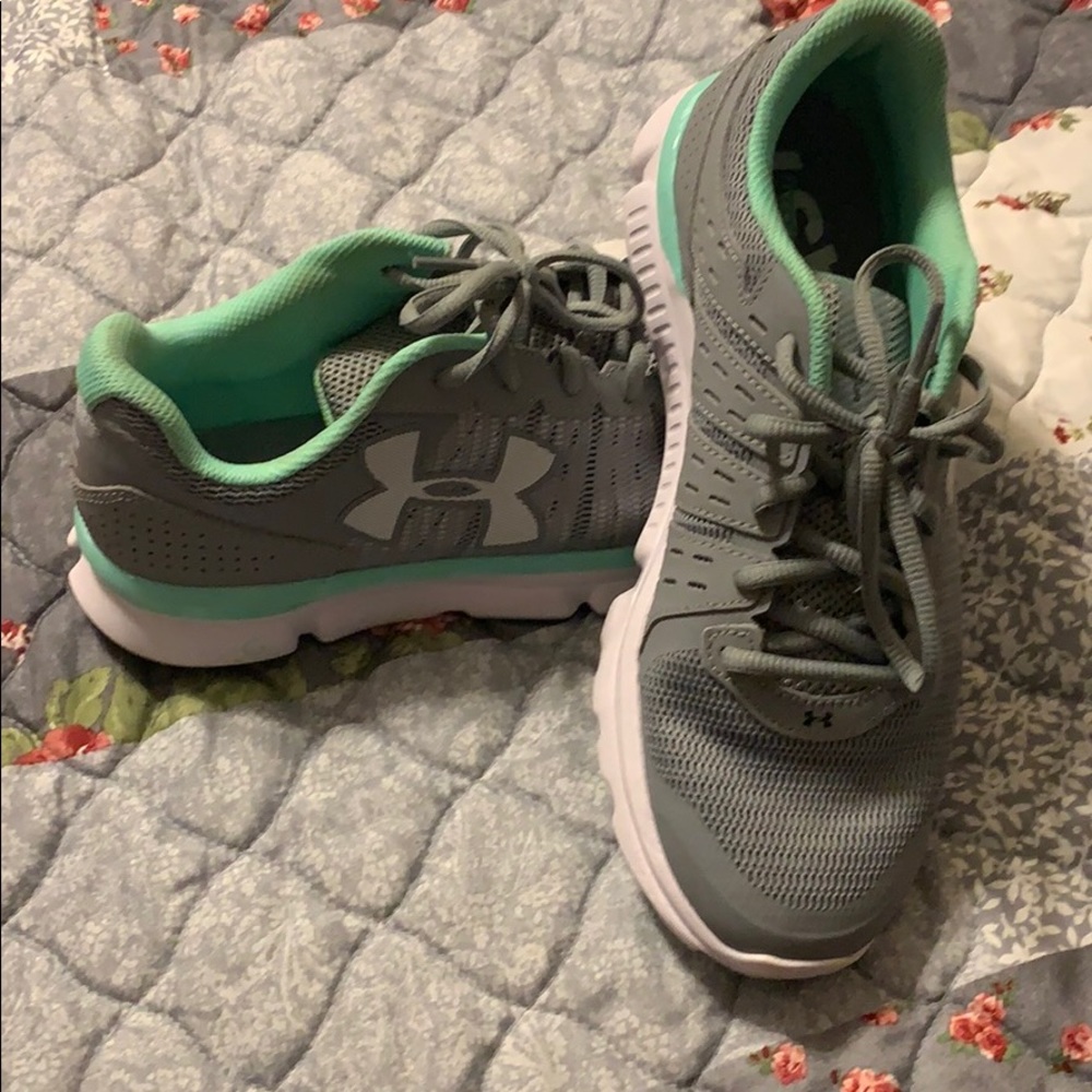 Under Armor in GREAT condition. Worn 3 times.